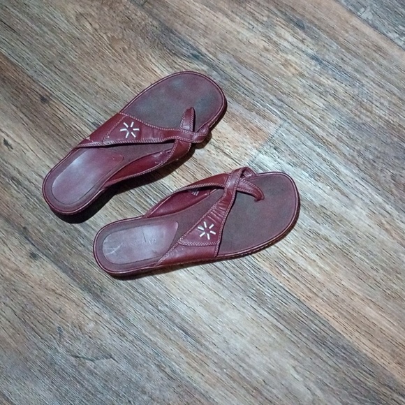 Brown Sandals with Y-Shaped Strap and Flexible Sole leather peeling on left shoe - Picture 2 of 6